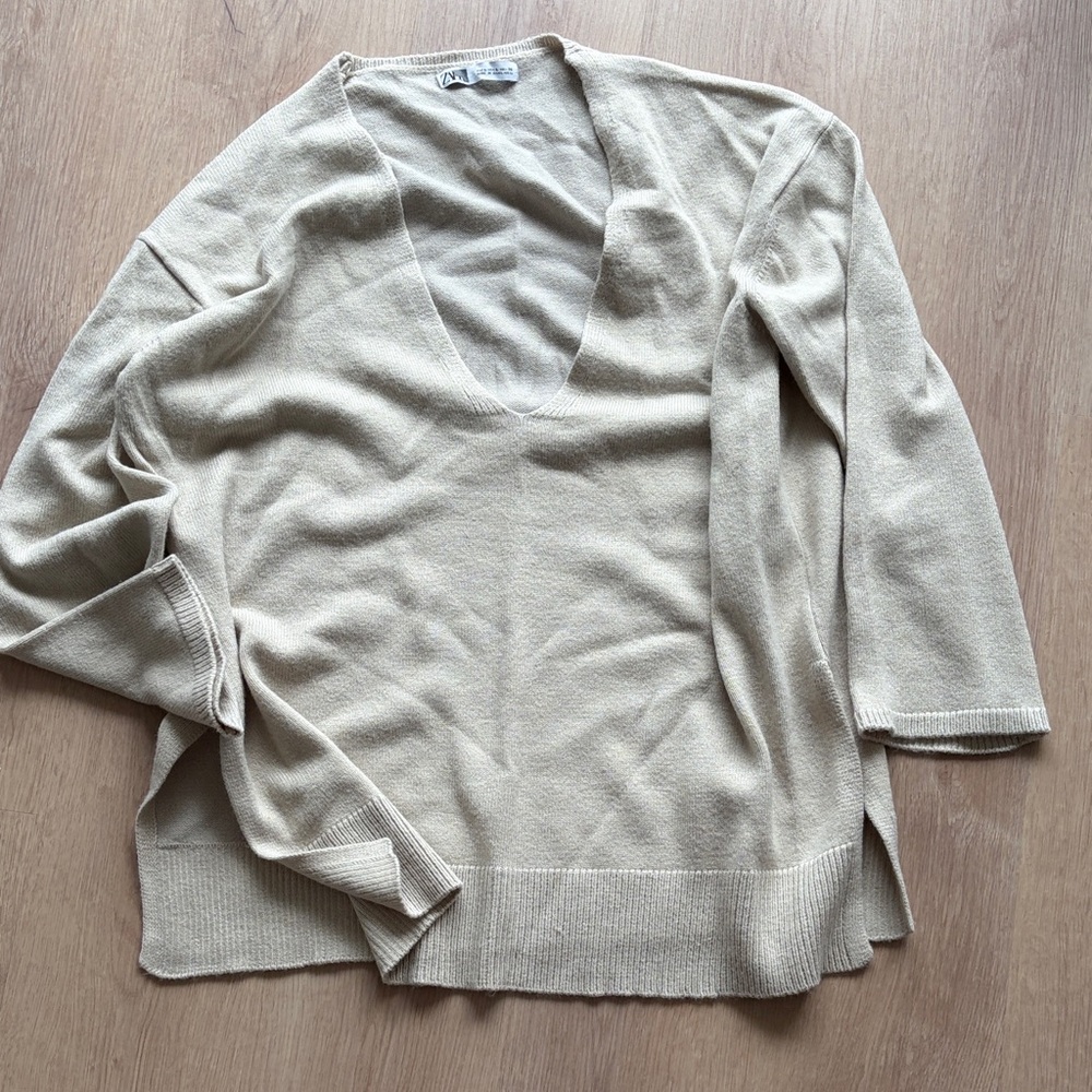 Zara Women's Beige V-Neck Sweater